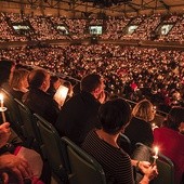 30.05.2014. Regensburg. Tysiące niemieckich katolików zgromadzonych  na wieczornej modlitwie w hali w Regensburgu w ramach Dni Katolickich