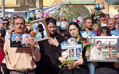 W wyniku ataku terrorystów na syryjskokatolicką katedrę w Bagdadzie 31.10.2010 r. zginęło 58 chrześcijan, 100 zostało rannych. Na fotografii współwyznawcy ze zdjęciami ofiar 