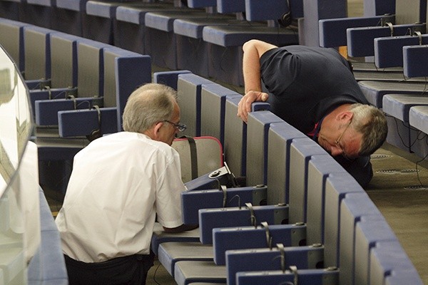 W sali plenarnej Parlamentu Europejskiego w Strasburgu (na zdjęciu) jest teraz czas na prace techniczne. Nowi europosłowie zbiorą się dopiero 1 lipca w celach organizacyjnych 