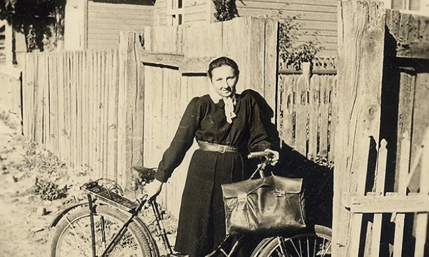 Nigdy wcześniej niepublikowane zdjęcie „Inki”. Jest rok 1944. Danuta stoi przed budynkiem szkoły w Narewce
