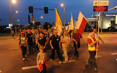 W pielgrzymce mogą wziąć udział chłopcy i mężczyźni, którzy podołają trudom nocnej wędrówki