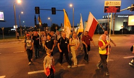 W pielgrzymce mogą wziąć udział chłopcy i mężczyźni, którzy podołają trudom nocnej wędrówki