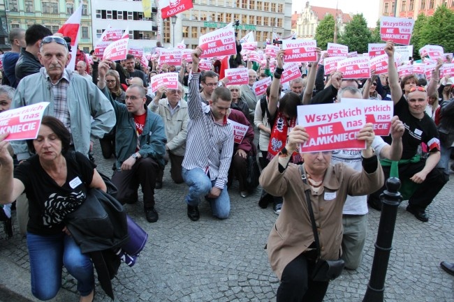 Manifestacja solidarności ze skazanymi za przerwanie wykładu prof. Zygmunta Baumana