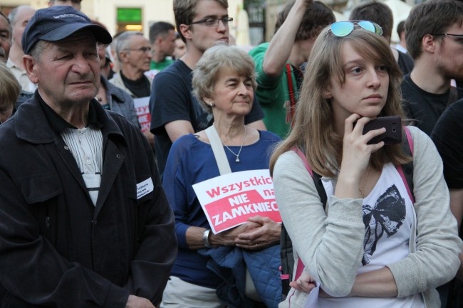 Manifestacja solidarności ze skazanymi za przerwanie wykładu prof. Zygmunta Baumana