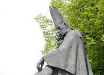 Pewnie modli się za nasz naród