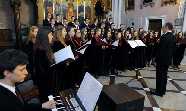 Podczas liturgii i po niej wystąpił z koncertem młodzieżowy chór z Białej Podlaskiej