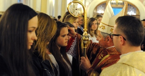 Rocznicowa Msza św. została połączona z udzieleniem sakramentu bierzmowania młodzieży z parafii katedralnej