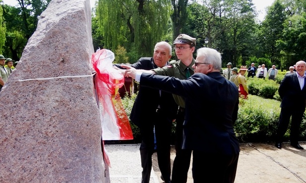 Podczas ceremoni odsłonięto pomnik