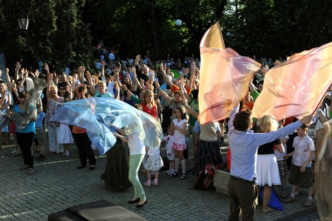 Jedną z form uwielbienia Boga przez wspólnoty ewangelizacyjne jest tak zwana modlitwa flagowania