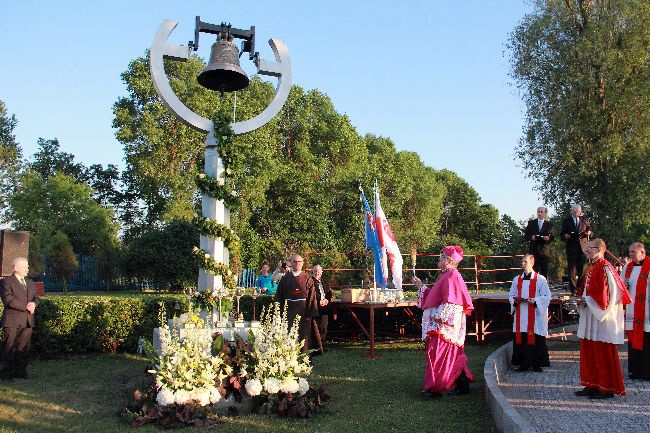 Poświęcenie dzwonnicy Ksiądz Jerzy w Rumi