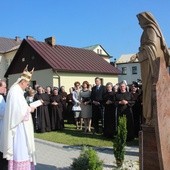 Bp Roman Pindel poświęcił figurę bł. matki Małgorzaty Łucji Szewczyk na klasztornym dziedzińcu
