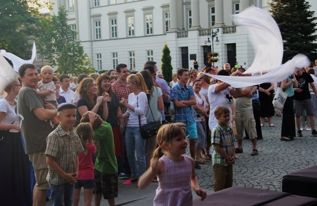 Wspólnoty ewangelizacyjne uwielbiają Boga również tak zwaną modlitwą flagowania 