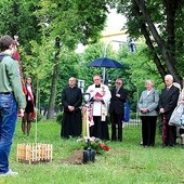 Goście oświęcimskich gimnazjalistów posadzili razem z nimi drzewo upamiętniające policjanta zamordowanego w Miednoje