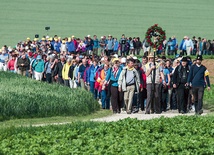 5.06.2014. Ratyzbona. Niemcy. Największa piesza pielgrzymka w Niemczech wyruszyła w drogę. Około 9500 pielgrzymów idzie przez trzy dni z Ratyzbony do sanktuarium w Altötting (111 km)