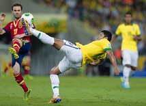 Rok temu Brazylia wygrała z Hiszpanią w finale Pucharu Konfederacji. Czy teraz dojdzie do rewanżu? Na zdjęciu Juan Mata (z lewej) i Hulk