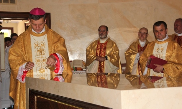 Bp Roman Pindel dokonuje namaszczenia ołtarza olejem Krzyżma Świętego