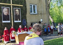 Msza św. sprawowana tuż przy placu apelowym byłego obozu koncentracyjnego w Działdowie dla pieszych pielgrzymów z Żuromina i okolic