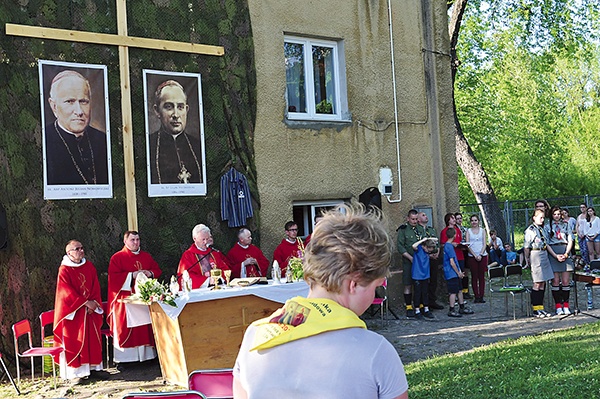 Msza św. sprawowana tuż przy placu apelowym byłego obozu koncentracyjnego w Działdowie dla pieszych pielgrzymów z Żuromina i okolic