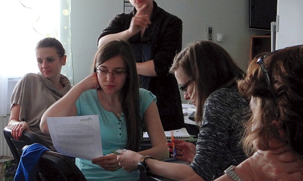 Uczestniczki warsztatów dowiedziały się m.in., jakie są błędy popełniane w trakcie rozmowy z osobą po stracie; np. mówienie „dzień dobry”, wartościowanie typu „to straszna wiadomość”, pocieszanie w rodzaju „bądź dzielna”, „nie płacz”