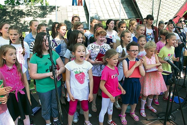  O oprawę muzyczną podczas Mszy św. zatroszczyła się schola Załoga Boga z parafii Ducha Świętego w Słubicach