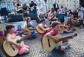 W trakcie festynu ponad 21 gitarzystów ustanowiło nowy rekord, równocześnie grając „Marsza Tureckiego”