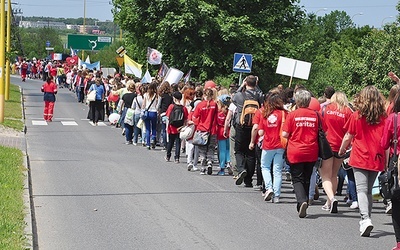 Darłowo, 6 czerwca: Radosny pochód wolontariuszy SKC przeszedł przez miasto, wzbudzając zainteresowanie mieszkańców