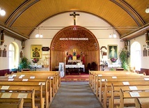   W ołtarzu głównym znajduje się ikona Dobrego Pasterza ofiarowana przez parafian 