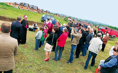 Abp Wiktor Skworc rozmawia z przyszłymi mieszkańcami Nowych Nieboczów na placu, na którym stanie ich kościół