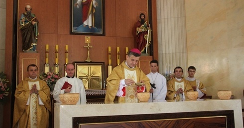 Obrzęd okadzenia ołtarza podczas konsekracji w Krasnej