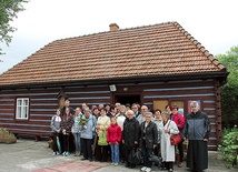  Gorliczanie przed domem bł. Karoliny