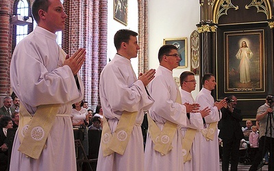 Pięciu diakonów z rąk abp. Henryka Hosera przyjęło święcenia prezbiteratu
