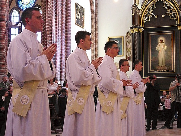 Pięciu diakonów z rąk abp. Henryka Hosera przyjęło święcenia prezbiteratu