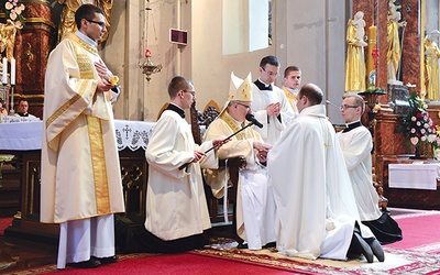 Biskup opolski namaścił dłonie nowo wyświęconych księży