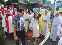 Po Eucharystii procesja przeszła do sanktuarium