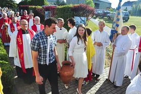 Po Eucharystii procesja przeszła do sanktuarium