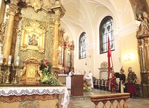 Ołtarz z obrazem Matki Bożej Nieustającej Pomocy w kościele redemptorystów w Gliwicach
