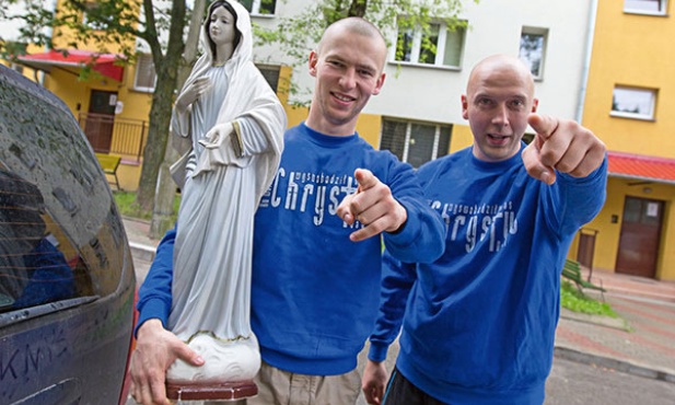 Piotrek i Jacek ruszają  z Dobrą Nowiną w Polskę.  Łyse banie głoszą zmartwychwstanie!  