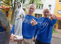 Piotrek i Jacek ruszają  z Dobrą Nowiną w Polskę.  Łyse banie głoszą zmartwychwstanie!  