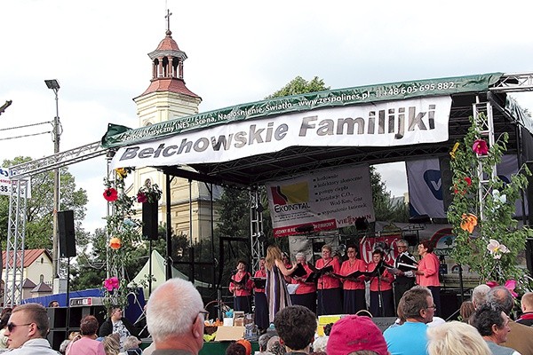  Zespół Klubu Seniora „Słoneczko” na festynowej scenie w Bełchowie