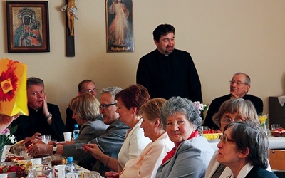  Po uroczystej Eucharystii członkowie grupy o. Pio podczas wspólnej agapy wspominali wspólne pielgrzymki, spotkania, rekolekcje i akcje charytatywne