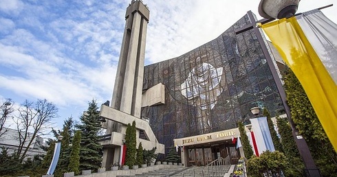 Spadł z kościelnej wieży