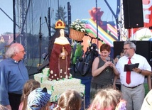 Festynowy tort. 2900 stokrotek symblizuje rodziny parafii św. Jadwigi w Dębicy