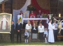 Czciciele Matki Bożej Bartnickiej z odnowionym zabytkowym krucyfiksem i z obrazem św. Jana Pawła II