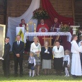 Czciciele Matki Bożej Bartnickiej z odnowionym zabytkowym krucyfiksem i z obrazem św. Jana Pawła II