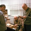 Autor książki Łukasz Wierzbicki (z prawej) z wizytą u pana Huberta, siostrzeńca ciotki Hali, który odkrywa sekrety kufra