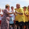 Bogusława Waligóra-Klimurczyk wręcza puchar Piotrowi Kochowskiemu, kapitanowi drużyny samorządowców, która zajęła drugie miejsce w turnieju