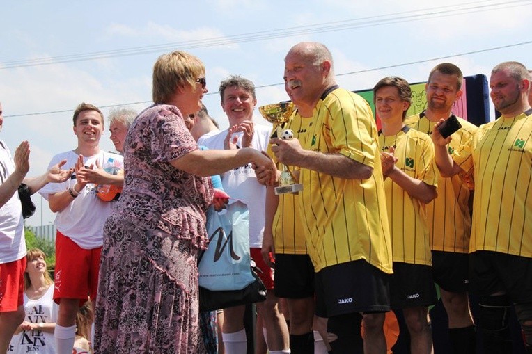 Bogusława Waligóra-Klimurczyk wręcza puchar Piotrowi Kochowskiemu, kapitanowi drużyny samorządowców, która zajęła drugie miejsce w turnieju