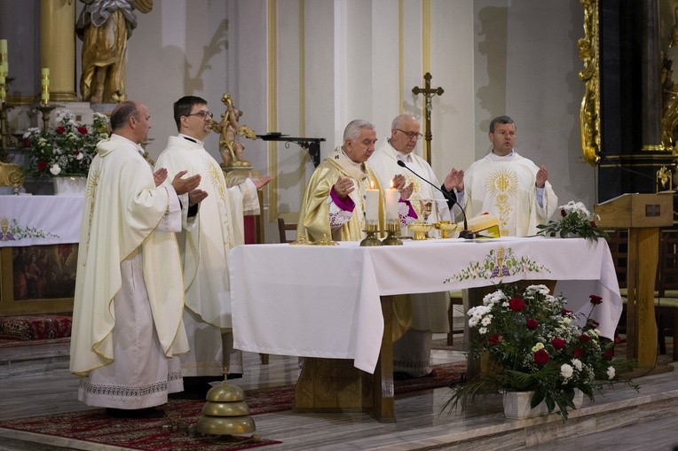 40 lat pomocy potrzebującym