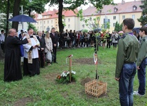 Gimnazjaliści z Oświęcimia i ich goście podczas uroczystości upamiiętnienia st. post. Józefa Szarka