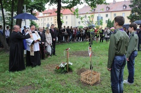 Gimnazjaliści z Oświęcimia i ich goście podczas uroczystości upamiiętnienia st. post. Józefa Szarka